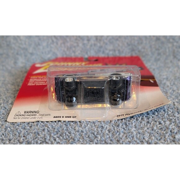 Johnny Lightning Limited Edition Ragtops 1971 Plymouth Hemi Cuda Diecast Vehicle - Picture 5 of 6